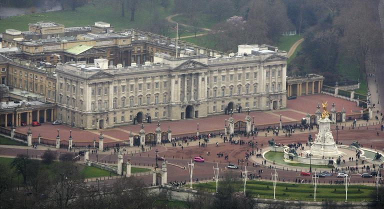Levelek tízezrei érkeznek a Buckingham palotához