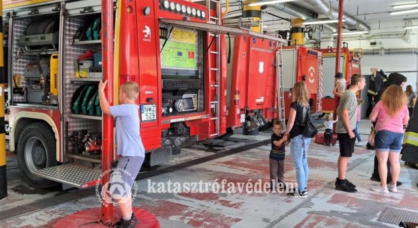 Tűzoltós családi program várta a látogatókat a dunaújvárosi laktanyában is