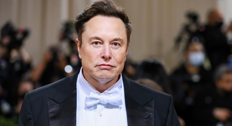 Elon Musk dollármilliárdokkal állítaná meg korábbi szövetségeseit