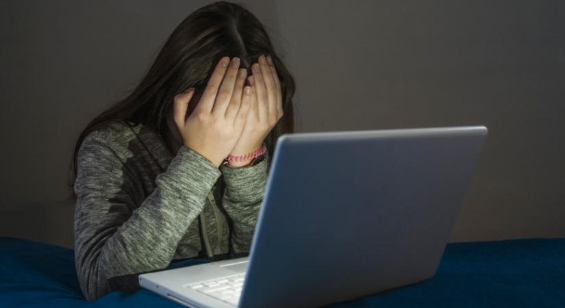Évente több mint 300 millió gyereket zaklatnak szexuálisan a neten