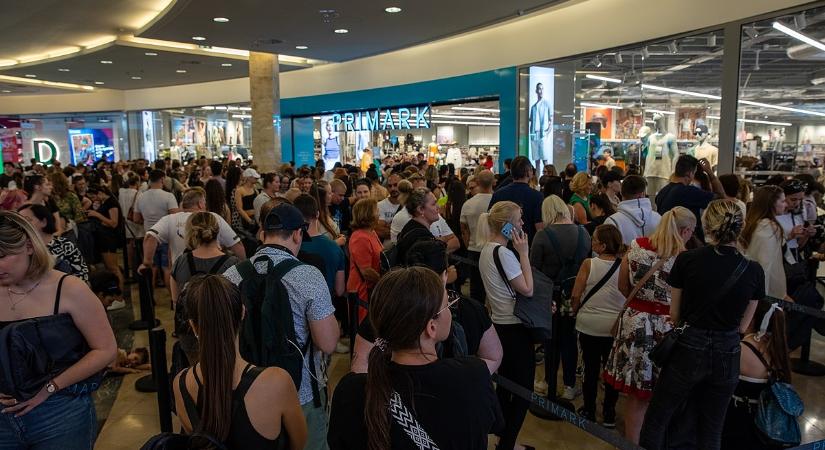 „Hála az égnek, nem kell Bécsbe mennünk többet!” - Tömegjelenetek a Primark nyitásán