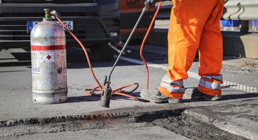 Kátyúzással tették biztonságosabbá a kunszenti utat