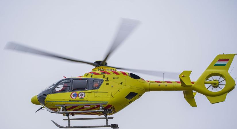 Mentőhelikopter a helyszínen - Baleset történt Hajdúnánás és Tiszavasvári között