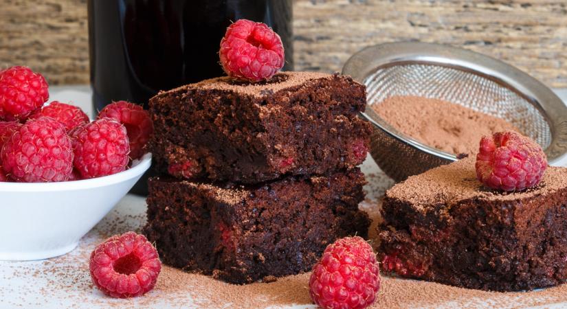 Málnás brownie mentesen: ezzel indítsd a nyári sütiszezont