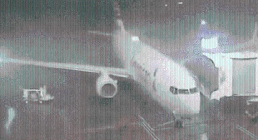 Videón, ahogy elfújja a szél a Boeing 737-est