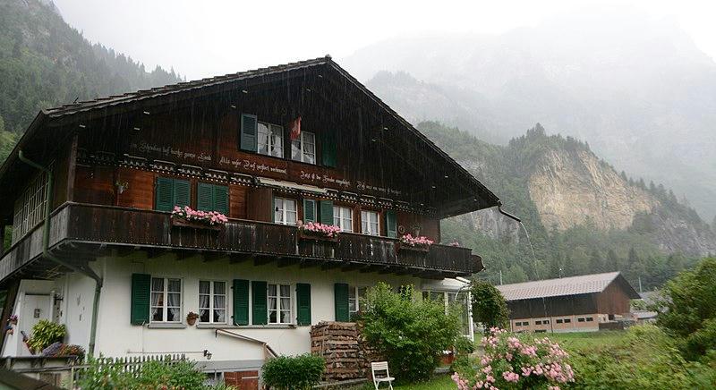 Több mint egy évtizedre kitelepíthetik a svájci falu lakóit egy második világháborús lőszerraktár miatt