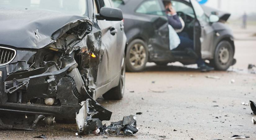 Két autó karambolozott a 4-es főúton, Szolnoknál