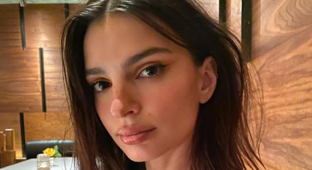 Bikinik a bikinin: Emily Ratajkowski különleges fürdőruhában pózolt