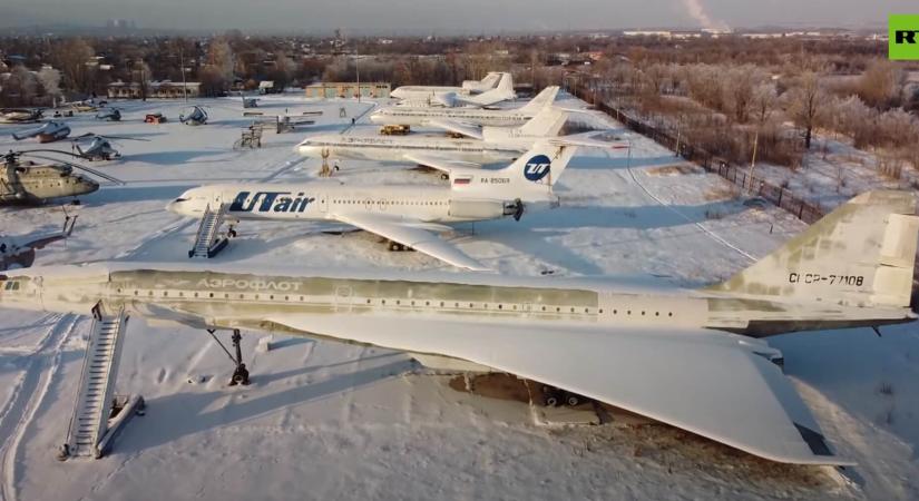 Rendkívül látványos drónfelvételeken egy orosz repülőgép-temető