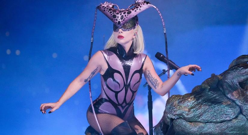 Lady Gaga beismerte, hogy 2022-ben több koncertjén is koronavírusosan lépett színpadra