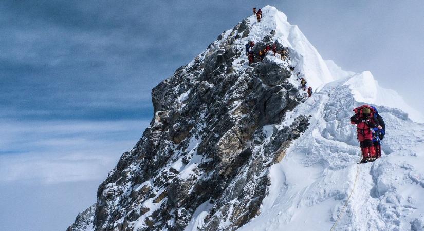Emberi maradványokat hoztak le a Mount Everestről