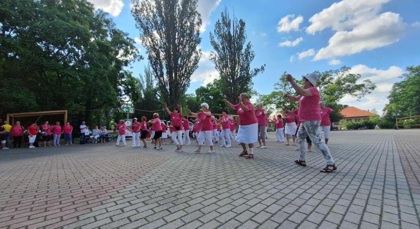 A szépkorúakat várták az Otthon téren