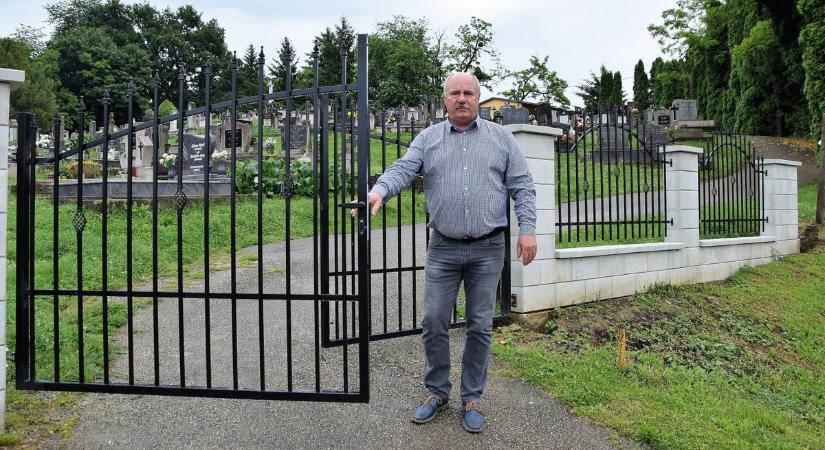 Új kerítés került a temetőbe Tormaföldén