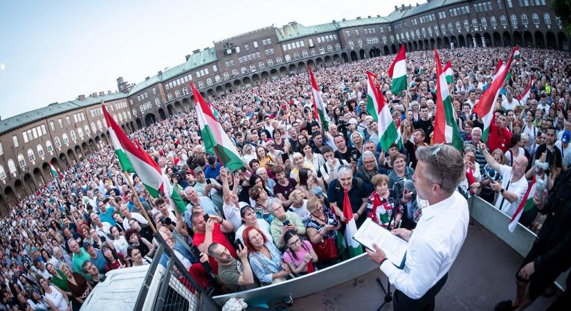 Magyar Péter élőben közvetíti a köztévé választási vitáját a Várkert Bazárnál