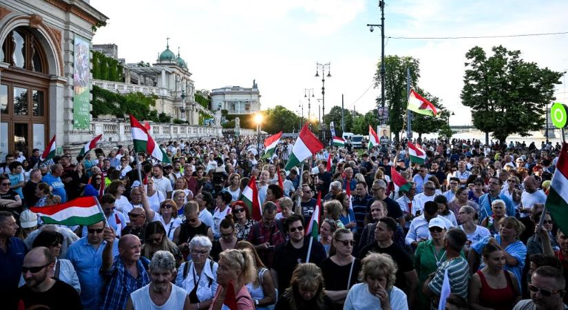 Hamarosan indul a közmédia választási vitája, Magyar Péterék a Várkert Bazárnál tüntetnek