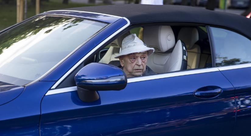 A balesete után újra vezet a 90 éves Bodrogi Gyula