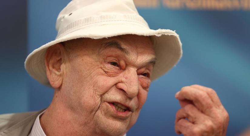 Újra volán mögé ült a 90 éves Bodrogi Gyula