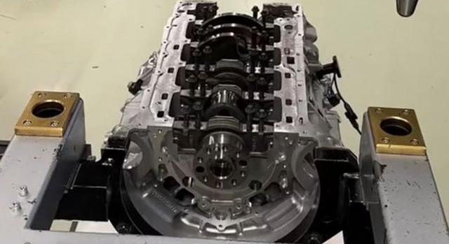 Videó: Így szerelnek össze egy V8-as motort a Mercedesnél!