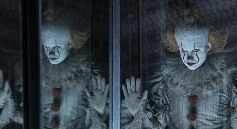 Üdvözöljük Derryben Bill Skarsgårdot, aki újra magára ölti Pennywise szerepét az Az előzménysorozatában!
