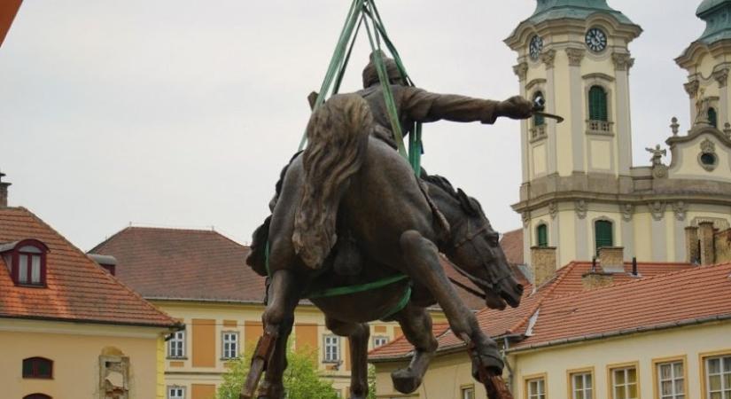 Önnek tetszene a lovas szobor a régi helyén, a Városháza előtt, a Dobó téren?