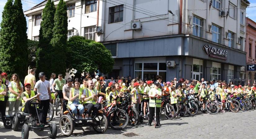 Óvodások és kisiskolások kerékpáros felvonulása Beregszászon - Közlekedésbiztonság és környezetvédelem