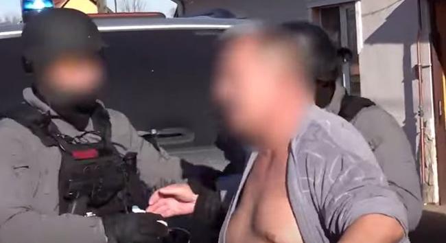 Gépfegyverrel indultak a kutyák mentésére a rendőrök Nagykőrösön, brutális mire kényszerítették a szerencsétlen ebeket gazdáik – 18+ videó