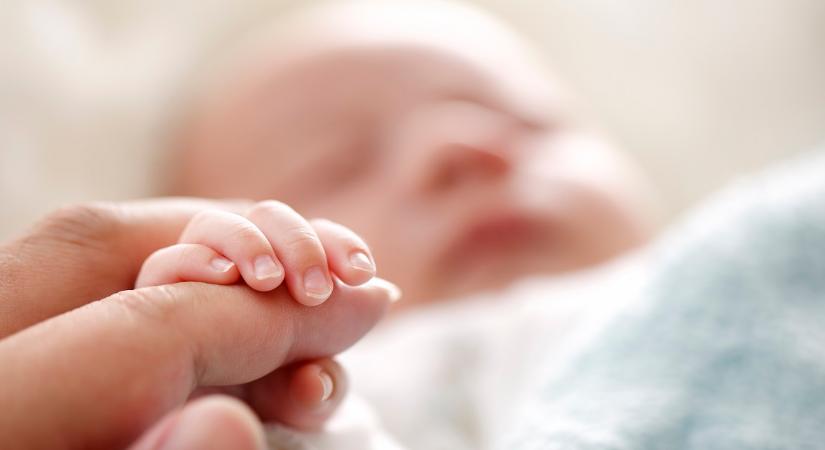 A mentőautóban született meg egy baba Pest vármegyében