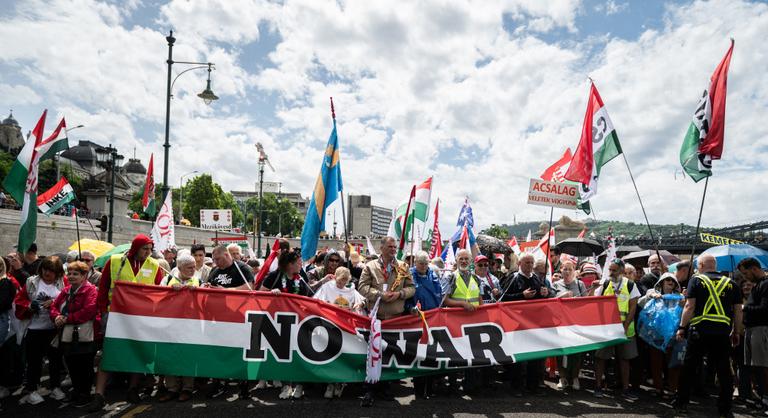 Érkeznek a Békemenet résztvevői, a Lánchídnál gyülekeznek az emberek - Utcára vonultak Budapesten a kormánypárt szimpatizánsai