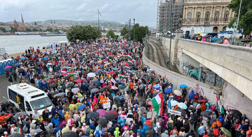 Megtelt a Lánchíd előtti tér: több százezres tömeg vonul a békéért