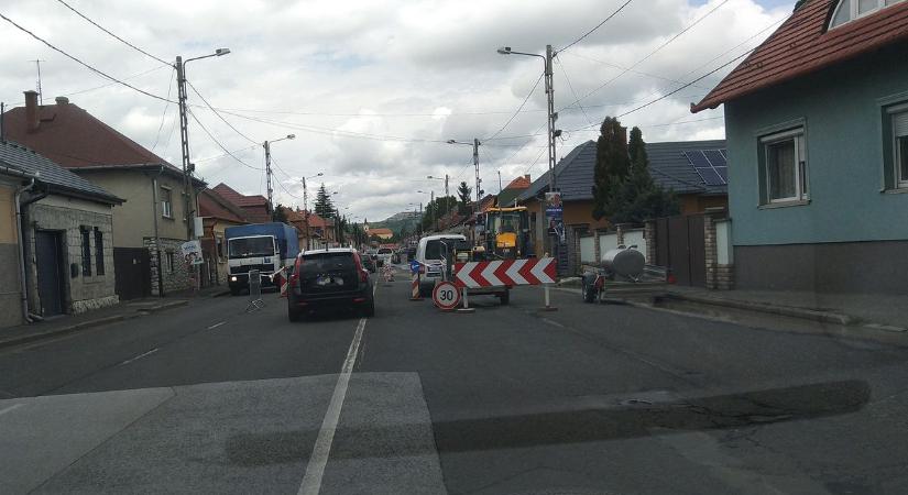 Csőtörés miatt torlódik a forgalom Felnémeten