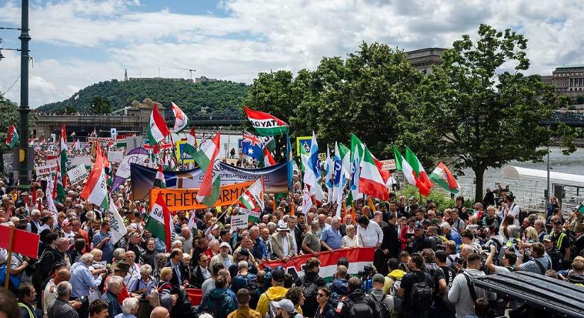 Békemenet: Fásy Ádám, Pataky Attila és Bayer Zsolt vezeti a tömeget a Margitszigetre