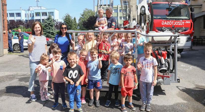 Újabb gyermeknapi kívánságokat teljesítettünk: kis tűzoltók nagy napja - fotók