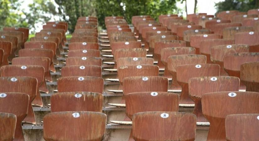 Új székeket kap az érsekkerti szabadtéri színpad nézőtere