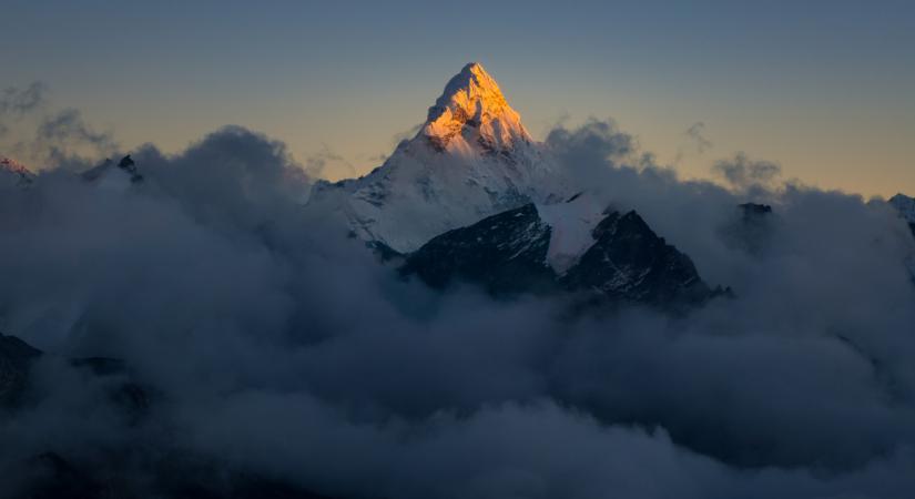 Újabb holttesteket hoztak le a Mount Everestről: tovább folyik a keresés