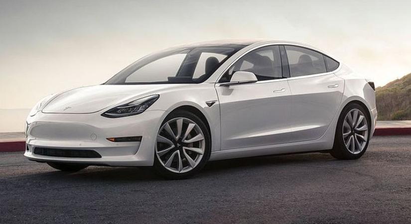 Megint több százezer autóját kell kijavítania a Tesla-nak