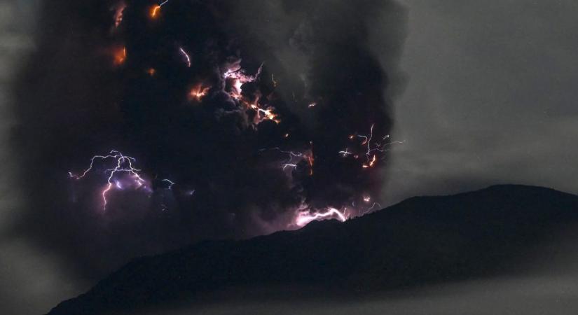 Csak idén több mint századszorra tört ki egy vulkán Indonéziában