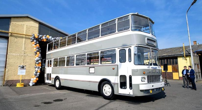 Legendás járművek és győztes buszdekoráció a hatvani Volánbusz-retrónapon