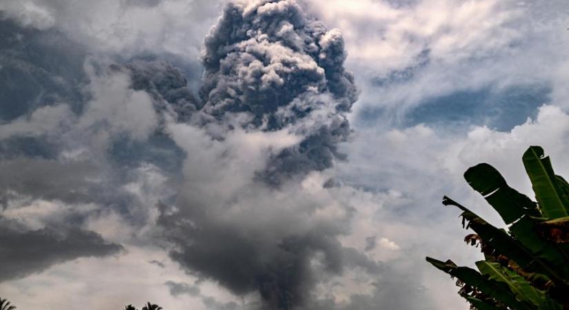 Hét kilométer magas füstoszloppal tört ki az indonéziai Ibu vulkán, több mint 2500 embert evakuáltak