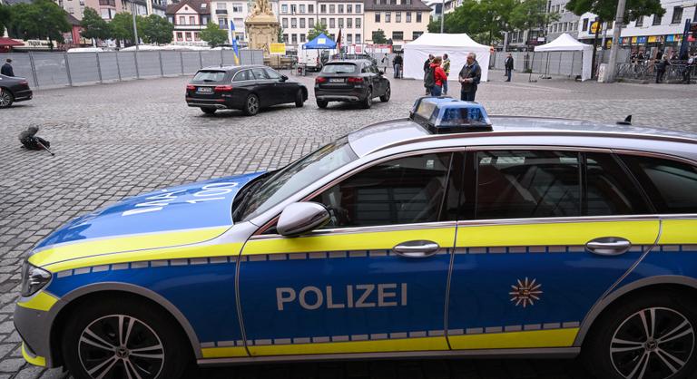 Belehalt sérüléseibe a megkéselt német rendőr