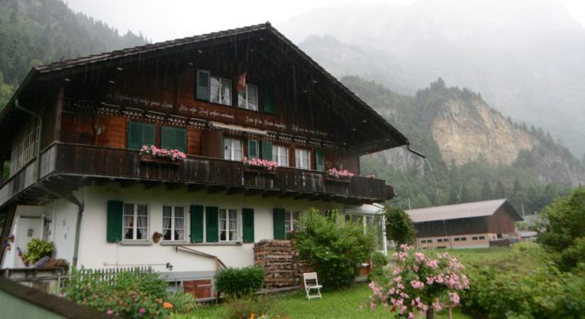 Több mint 10 évre kitelepíthetik egy svájci falu lakóit