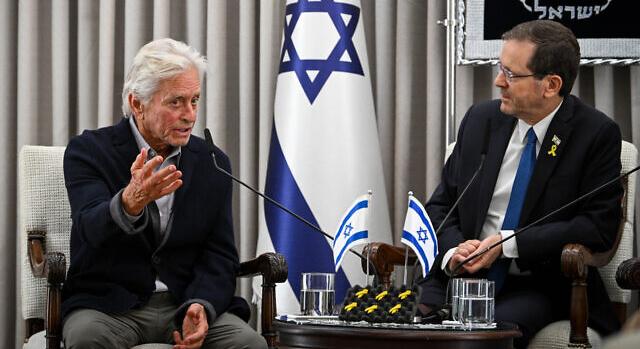 Az Oscar-díjas Michael Douglas szolidaritási látogatást tesz Izraelben