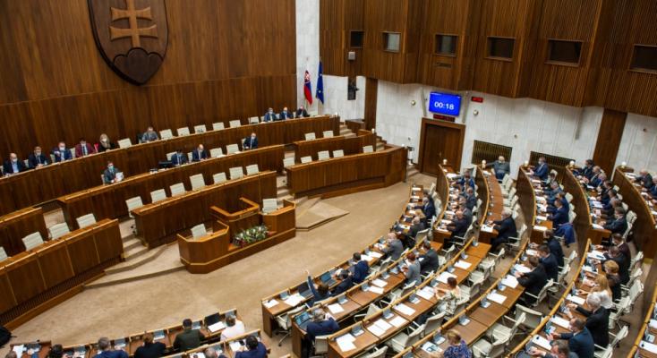 Szlovákiában a vészhelyzet ismétlődő meghosszabbítását lehetővé tévő alkotmánytörvényt hagyott jóvá a kormány