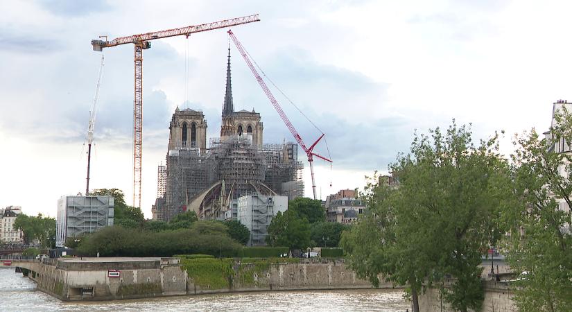 Év végén nyithatja meg kapuit a látogatók előtt a Notre-Dame, amely öt éve szinte teljesen leégett  videó