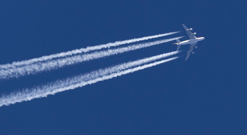 A kondenzcsíkok éghajlati hatásait vizsgálják a légitársaságok
