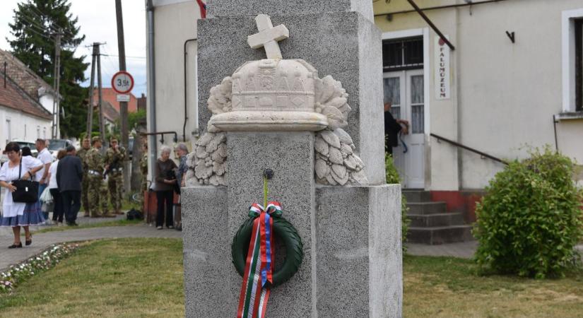 Visszakerült a korona a világháborús emlékműre Tapolcafőn (galéria)