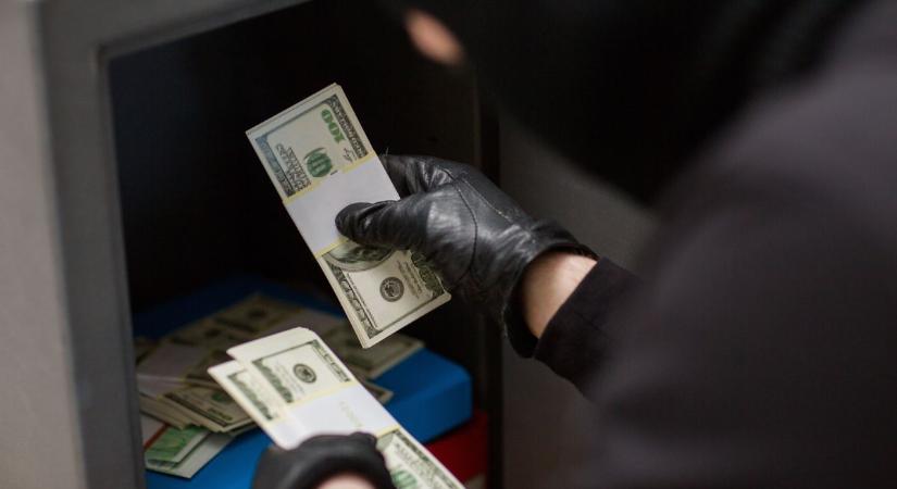 A nagy pénzrablás: zárás után kémfilmbe illő események történtek egy szolnoki valutaváltóban