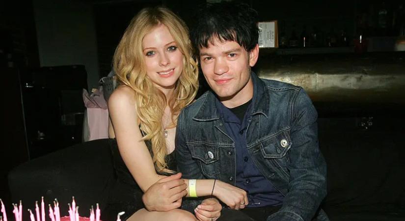 Exférjével lépett fel Avril Lavigne – videó