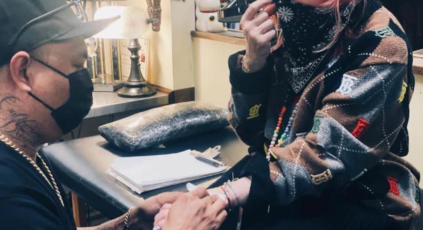 Élete első tetoválásán van túl a 62 éves Madonna