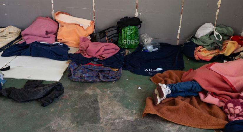 Senki se lássa őket: Párizsból ezerszámra telepítik ki a hajléktalanokat