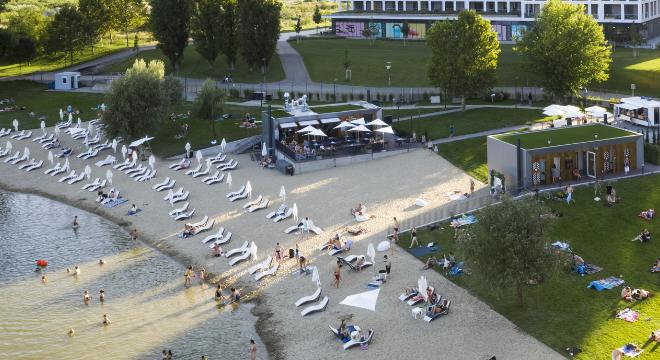 Megújul a BudaPart strandja: Új külsővel, friss gasztronómiai kínálattal nyit a Flava Beach